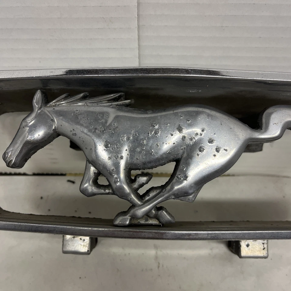 Ford Mustang 1966 parrilla caballo corral emblema original usado C6ZB-8A224-A-66171 Foto 2 de 4