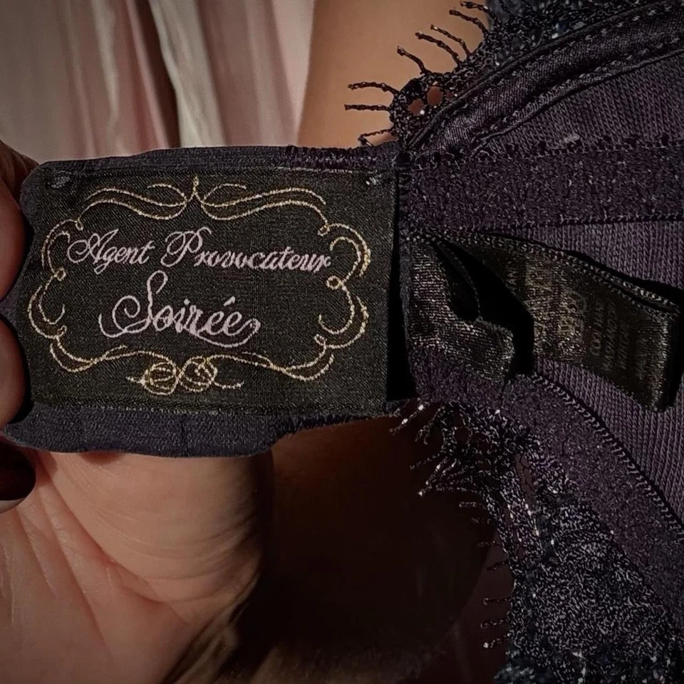Cinturón liguero de encaje azul marino Designer Agent Provocatèur Soirèe  Foto 4 de 4