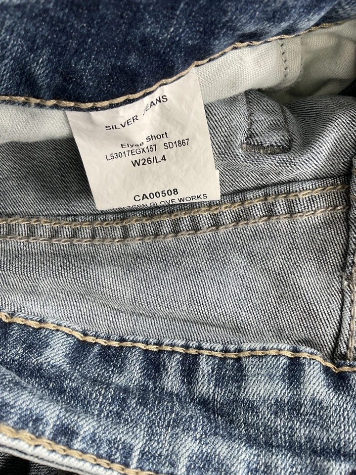 Pantalones cortos plateados Elyse tiro medio curvilíneos puños elásticos denim claro para mujer 26 Foto 4 de 4