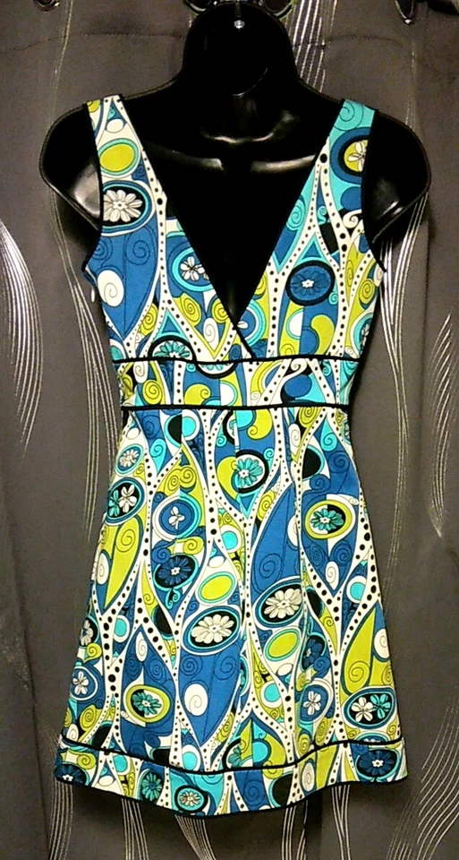 Arden B.• Talla XS• Sin mangas• Cuello en V• Cintura Imperio• Forrado• Mini vestido sin mangas• Foto 3 de 4