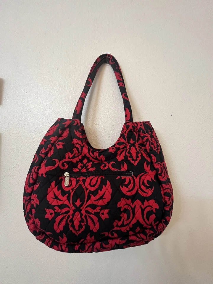 Bolsa de ombro acolchoada Belvah preta e vermelha floral. - Imagem 2 de 4