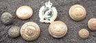 A SMALL COLLECTION OF WW1 NEW ZEALAND BUTTONS AND 1 COLLAR BADGE.