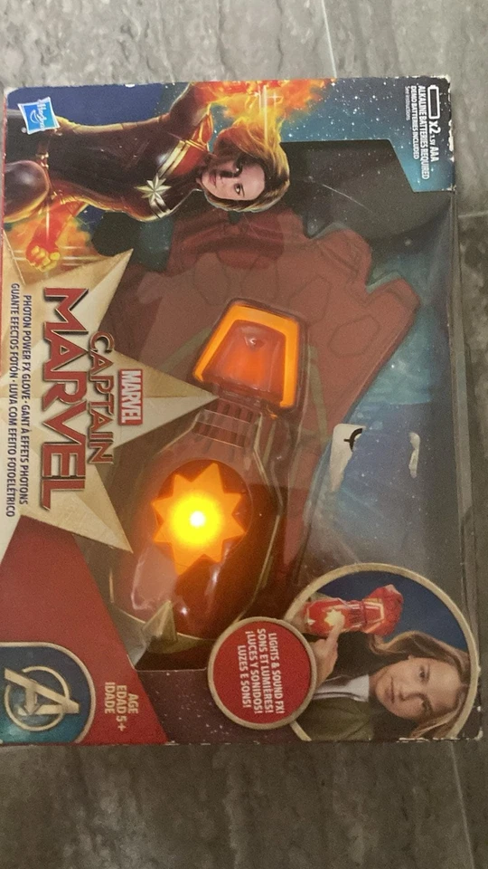 Guante Hasbro Captain Marvel Photon Power FX tiene luces y sonidos Foto 2 de 3