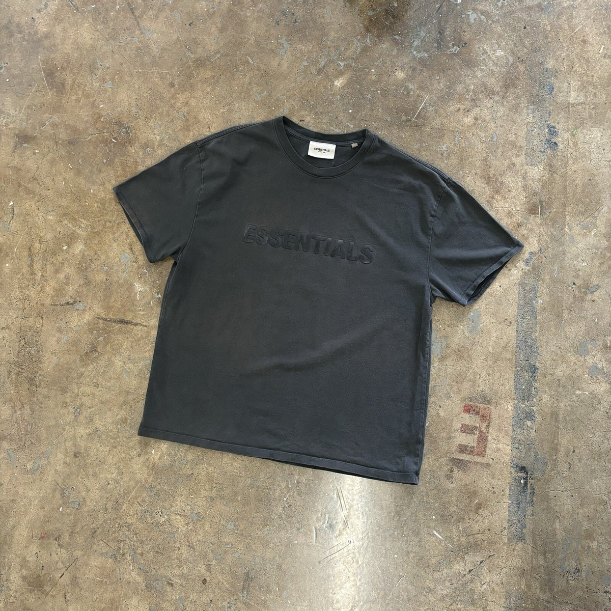 ESSENTIALS FEAR OF GOD Tシャツ Fear of God ESSENTIALS Faded Black Tonal Center Logo T Shirt