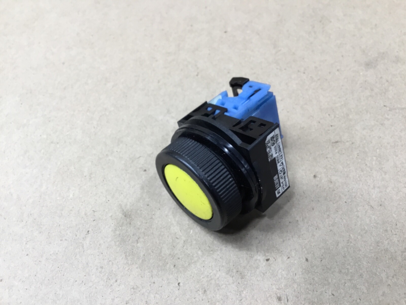 FUJI ELECTRIC AR30FOR10Y PUSH BUTTON MOMENTARY YELLOW 1 N.O 250V 6A
