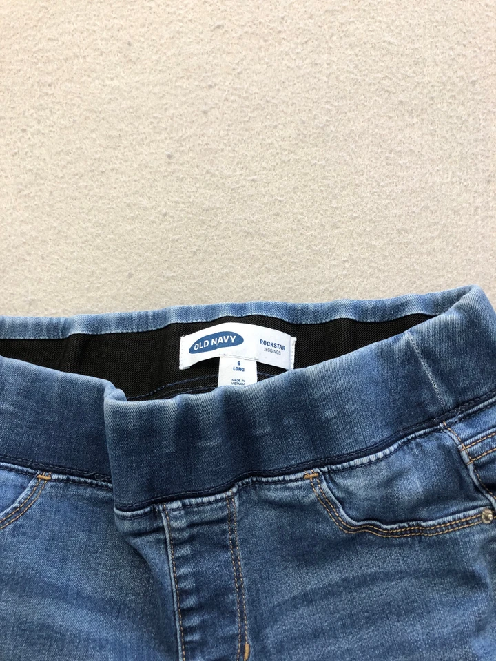 Pantalones de mujer Old Navy 6 largos azules con patrón de mezclilla Rockstar Foto 3 de 4