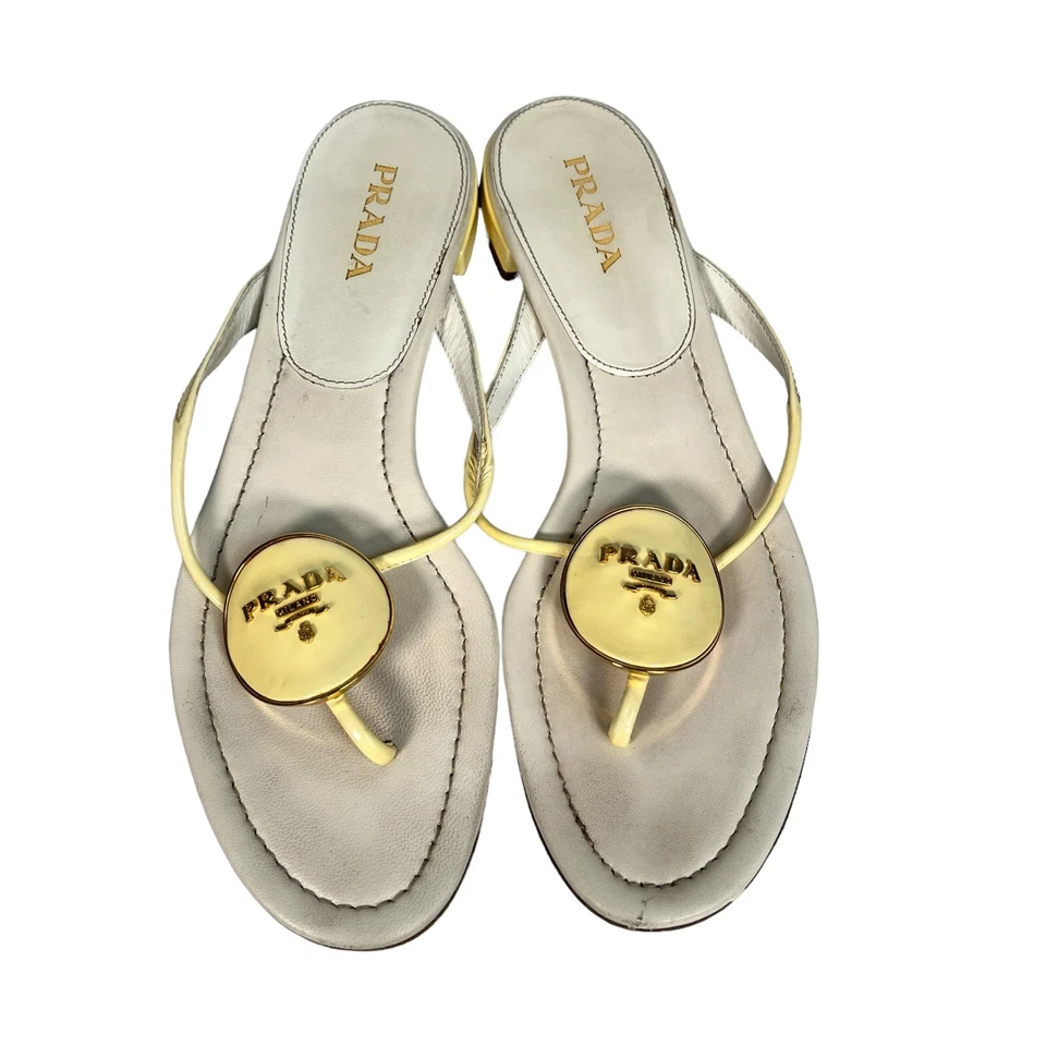 Sandalias chanclas Prada de cuero con placa con logotipo esmaltado crema talla EU 40 para mujer Foto 2 de 4