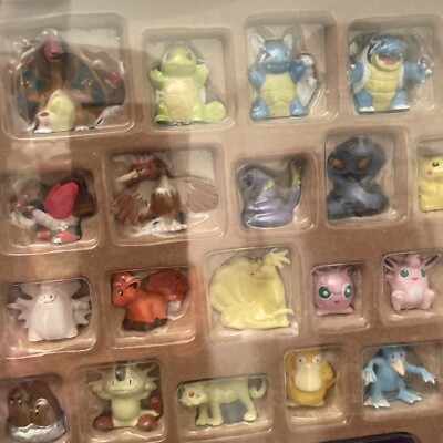 お客ページ　ポケモン　フィギュア RARE Hasbro 152 Pokemon Figurine Collectors Display Case Shiny