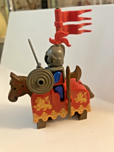 Vintage LEGO Castle lion knight crusader mounted with Armor