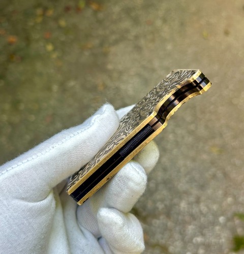 Portafoglio porta carte in ottone con incisione in filigrana | Cinturino elastico e slot per pollice | - Foto 4 di 6