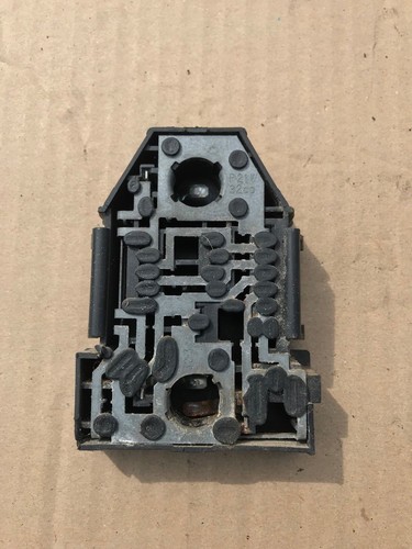VW PASSAT B3 Hinten Außen Rücklicht Lampenfassung Lampenhalter 333945257