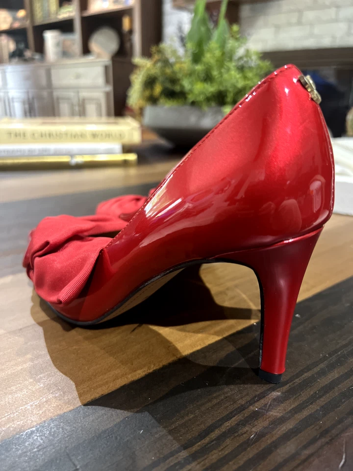 Zapatos de salón J. Renee Hirisha rojo satinado adorno lazo para mujer talla 7M rojo charol Foto 4 de 4