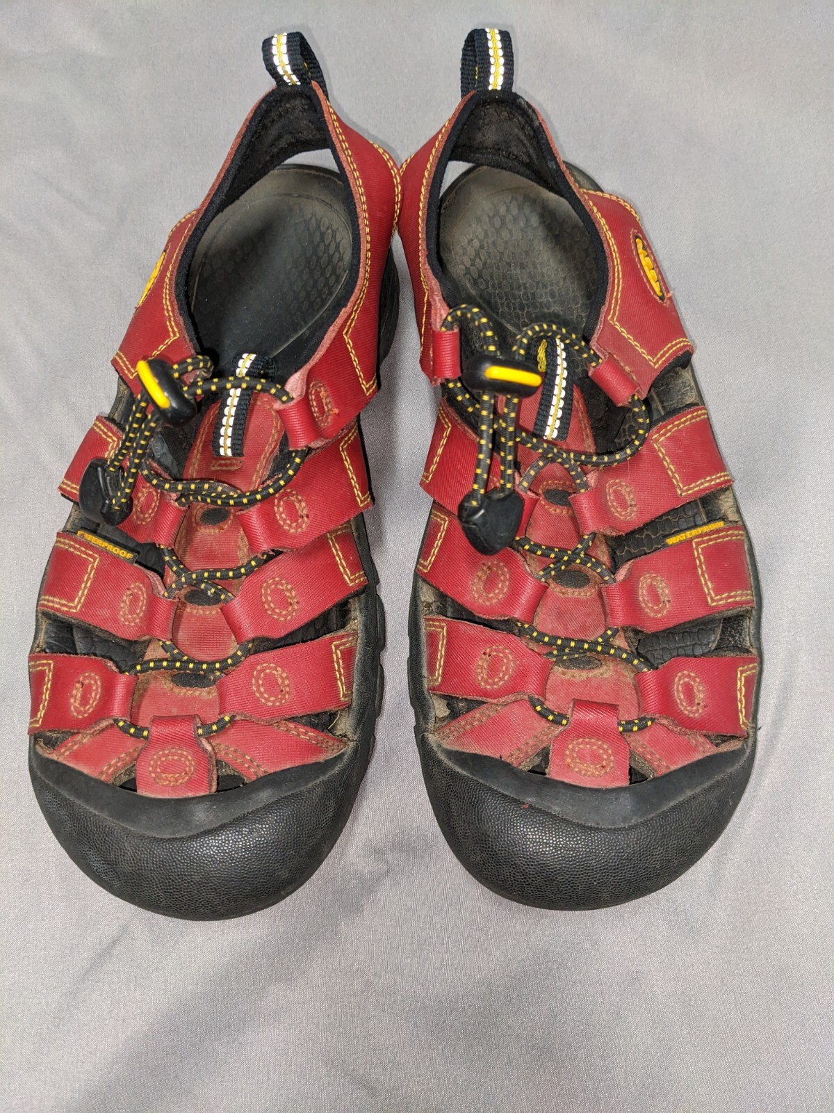 KEEN Scarpe da trekking impermeabili da donna rosse e nere taglia 5