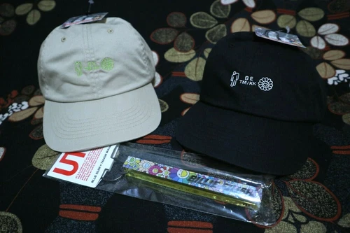 TAKASHI MURAKAMI UNIQLO  BLACK / BEIGE CAP & KEY CHAIN Billie Eilish Kaikai Kiki