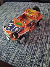 Voiture décapotable classique art populaire canette soda Fanta orange