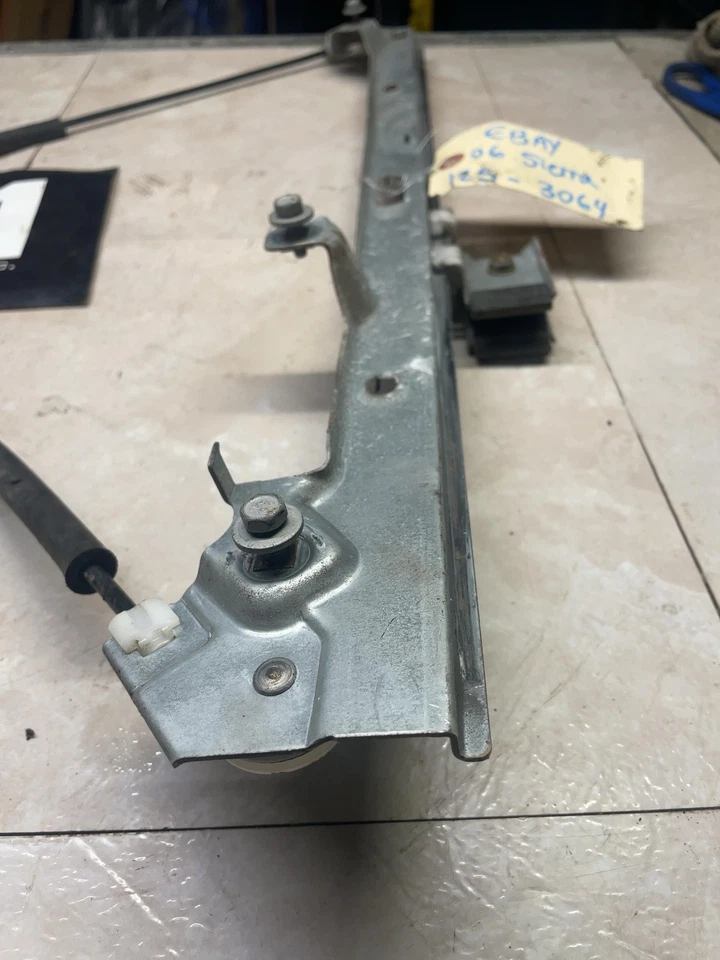 99-07 GMC SIERRA 1500 00-06 SUBURBAN 00-06 YUKON Left Front Door Regulator OEM - Изображение 3 из 4