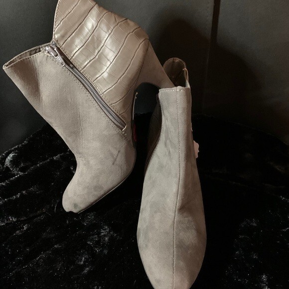 Express Gray Size 10 Half Snake Texture Heels