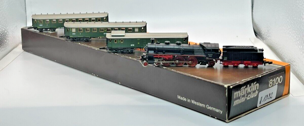 Z Scale Marklin 8100 BR 18 Steam Led Lite Locomotive & 3 Passenger
