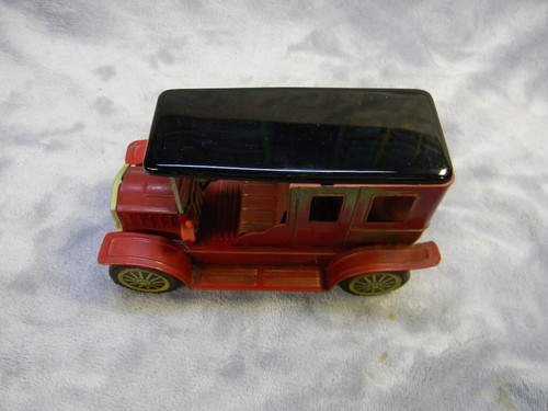 1/16 SCALE VINTAGE BANDIA 1915 FORD MODEL "T" JAPANESE TIN RED FRICTION CAR - Picture 9 of 11