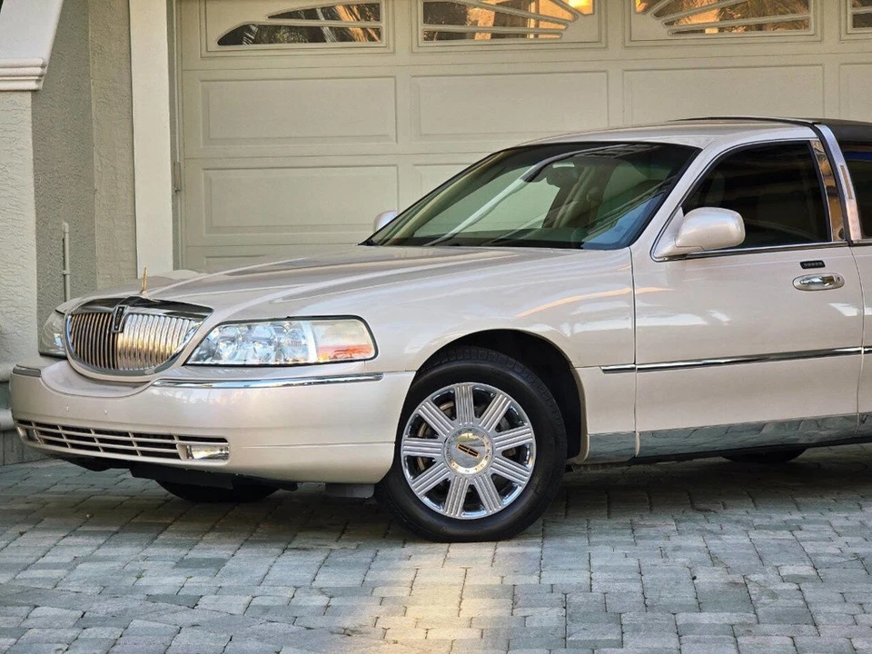 2003 Lincoln Town Car CARTIER - CLEAN CARFAX - FLORIDA CAR - 53K LOW MILES! - Image 2 of 4