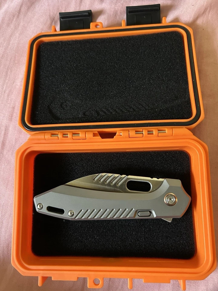 Cuchillo Plegable Vosteed Mayhem M390 Satin Wharncliffe Mango Titanio con/Caja Foto 4 de 4