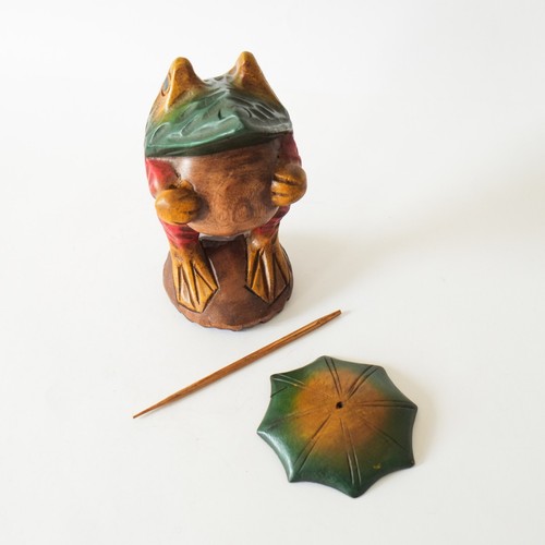 Wooden RAINTREE FROG Gnome Garden Ornament - Frog holding umbrella cute model - Picture 8 of 9