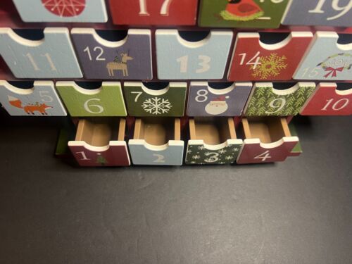 Adventskalender 2014 Target rot Holz Weihnachtsbaum mit 25 Mini Geschenk Schubladen - Bild 4 von 9