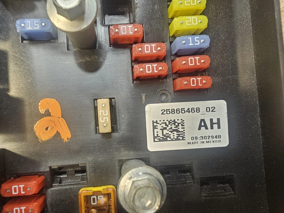 2008-2011 CADILLAC DTS LUCERNE UNDER HOOD ENGINE FUSE BOX NORTHSTAR 20838678 AH2 - Image 4 of 4