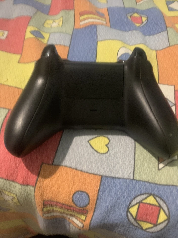 Microsoft (QAT-00002) Xbox Wireless Controller - Carbon Black - Immagine 2 di 3