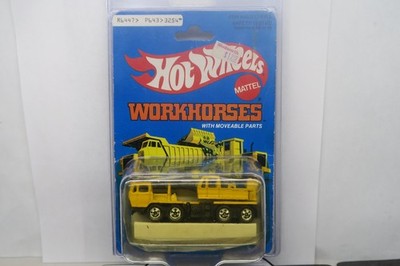 1982 HOT WHEELS WORKHORSES CONSTRUCTION CRANE 3254 BW STILL ON CARD PLEASE READ!