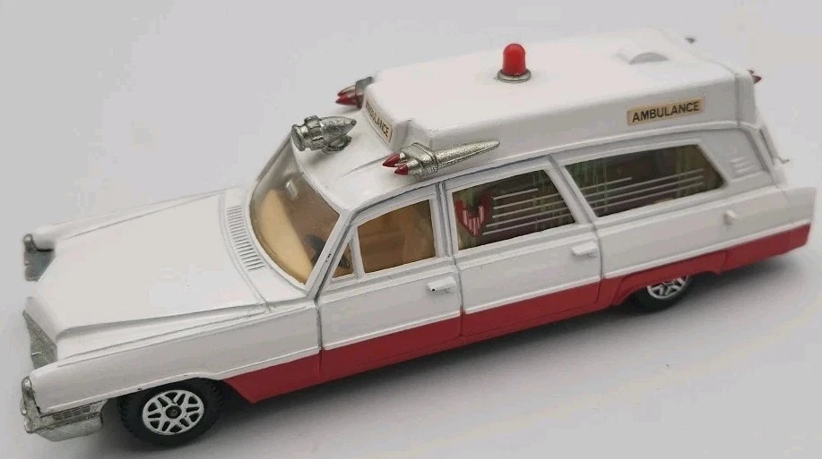Ambulancia de rescate Cadillac Superior Dinky Toys de colección con paciente en la parte posterior Reino Unido Foto 2 de 4