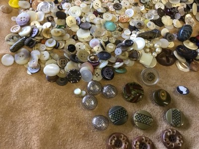ZUFÄLLIGER MIX VERSCHIEDENE VINTAGE KNÖPFE ALLE VERSCHIEDENEN FORMEN FARBEN GRÖßEN