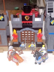 2004 VINTAGE LEGO DUPLO 4777 KNIGHTS CASTLE INCOMPLETE(READ DETAILS) HTF GUC