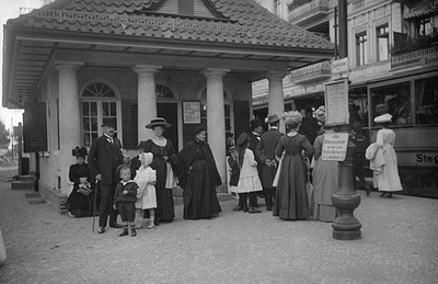 Refreshment hall in Berlin Steglitz people waiting at the tram- 1910 Old Photo 2