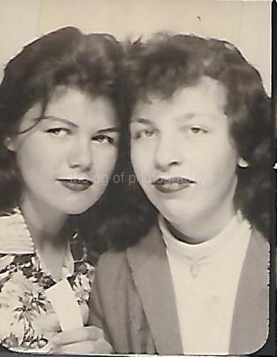FOTO PEQUEÑA ENCONTRADA de mujer joven negra+blanca ORIGINAL vintage 33 60 D - Imagen 1 de 1