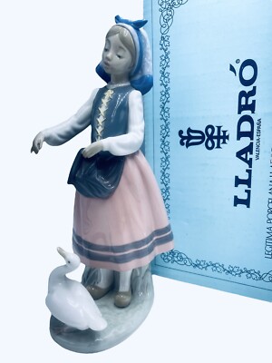 リヤドロJosefa Feeding Duck えさをやるジョセファ5201 Lladro Porcelain Retired Figurine 5201 Josefa Feeding Duck w
