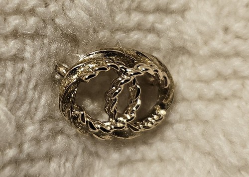 New Chanel 2023 White Cashmere Chain Sweater Top 34 36 2 4 Shirt Blouse Logo S M - Picture 9 of 17