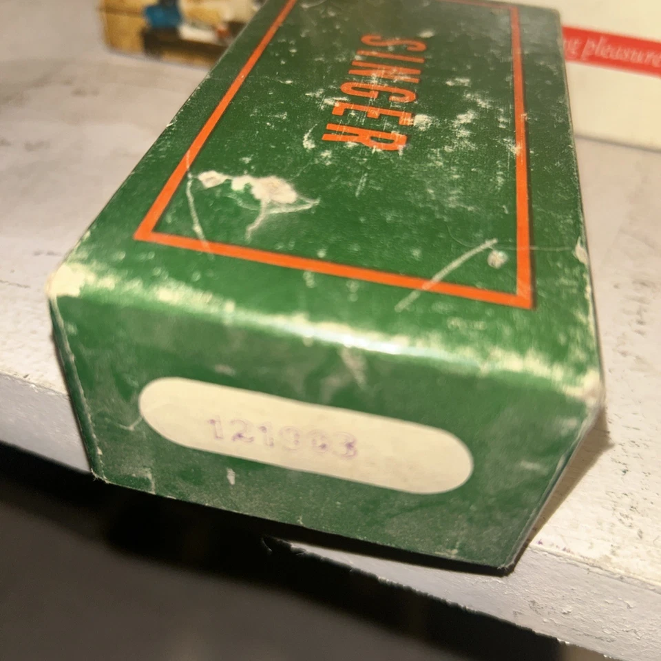Conjunto de acessórios para máquina de costura Singer com caixa pés vintage EUA 160359 36865 - Imagem 4 de 4