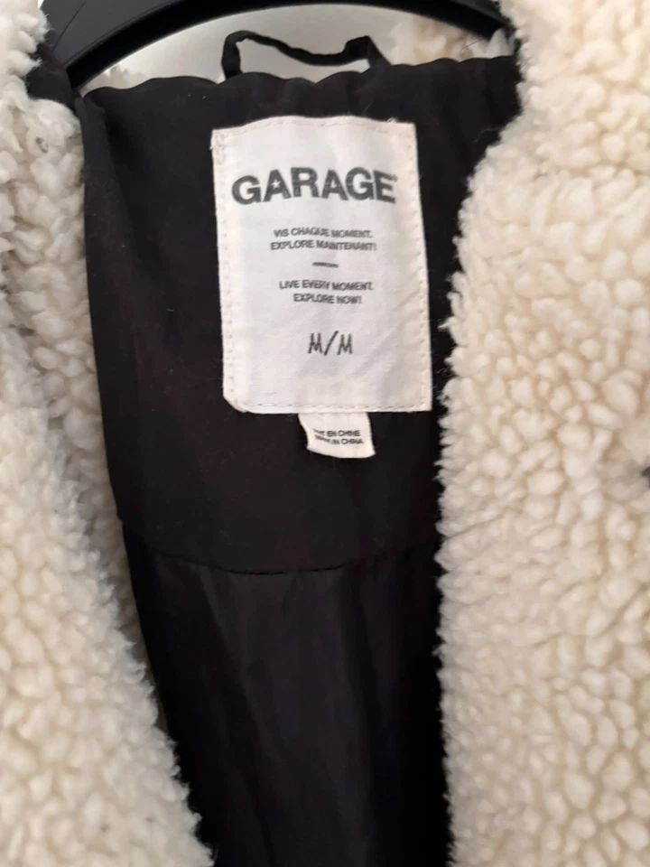 Abrigo largo acolchado con capucha forrado Sherpa negro para mujer Garage M chaqueta de invierno cálido Foto 4 de 4