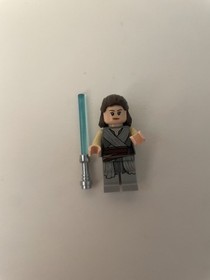 LEGO Star Wars Rey Minifigure from set 75189 75216, Light Bluish Gray Tied Robe