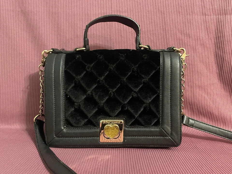 Bolso Bandolera Betsey Johnson Acolchado Terciopelo Asa Superior, Negro con Acentos Dorados Foto 2 de 4