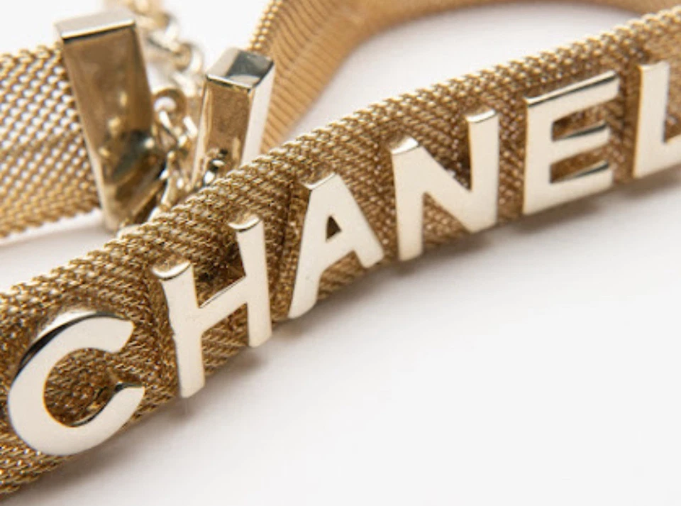 Colar Gargantilha de Fita de Malha Logotipo CHANEL CC - Imagem 2 de 4