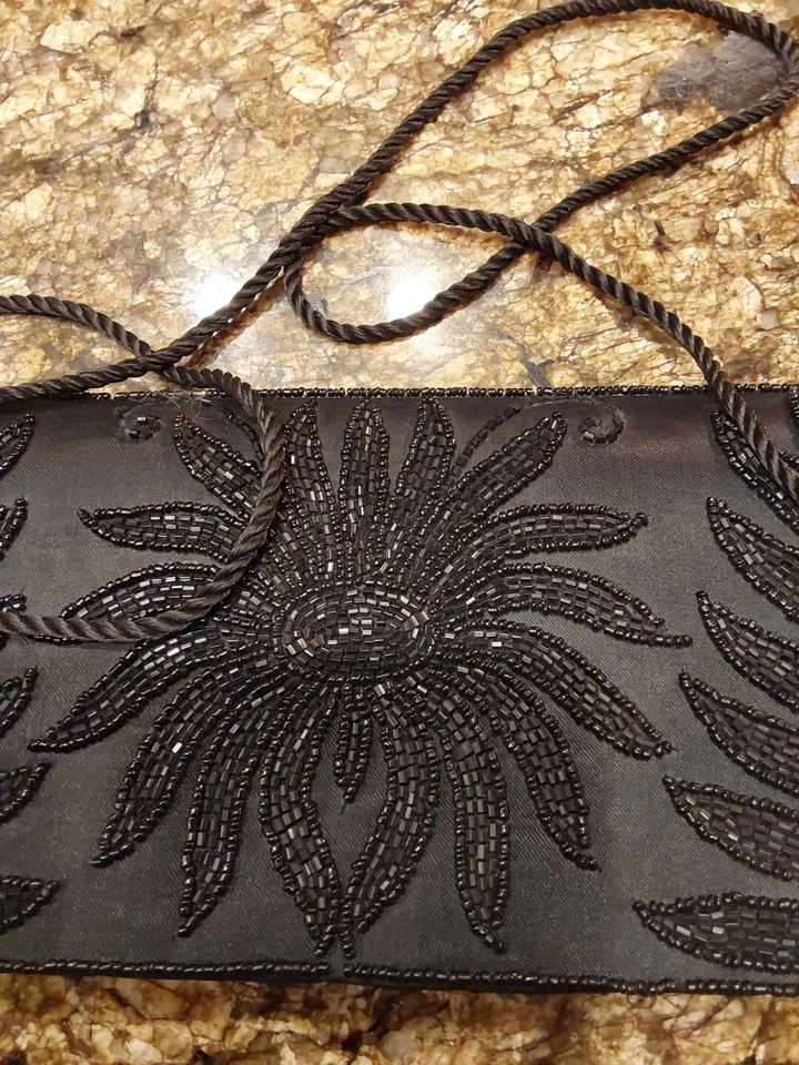 Bolso de noche con cuentas y correa para el hombro con cordón flores negras  Foto 2 de 4