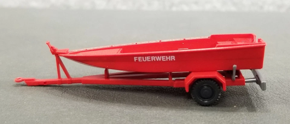 Juego de 2 remolques ROCO #1350 1 bote de bomberos en remolque y 1 tanque remolque "rojo" 1:87 Foto 3 de 4