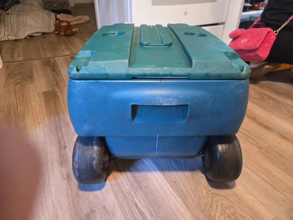 Vintage Rubbermaid Rolling Cooler Wagon TEAL 4-Wheel Seat 1860 W/ ICEOLATOR - Image 2 of 4