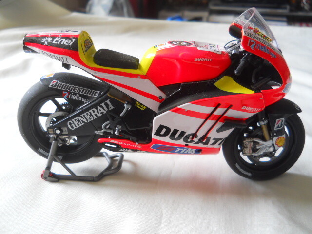 ミニチャンプス　PMA Ducati Valentino Rossi Minichamps 1/12 Ducati Desmosedeci Valentino Rossi Showbike