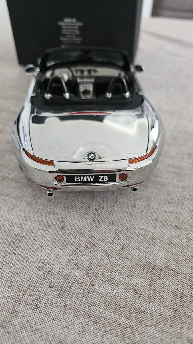 KYOSHO BMW Z8 model sports car James Bond 007 The World is KYOSHO BMW Z8 model sports car James Bond 007 The World is