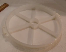 VINTAGE TUPPERWARE  DIVIDED VEGETABLE FRUIT CHIP AND DIP SERVING TRAY WITH LID