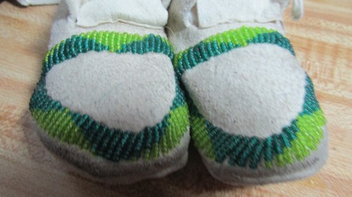 NATIVE AMERICAN HANDMADE HIDE CHILD'S GREEN COLOR MOCCASIN 5 1/2" LONG x 2" W - Picture 2 of 9