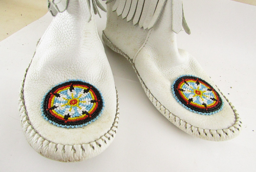 HAND CRAFTED WOMENS SIZE 8.5 BEADED LEATHER NATIVE AMERICAN INDIAN MOCCASINS - Picture 2 of 15